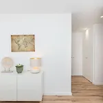 Modern 2br Rooftop Pool 2 Min Walk To アパート