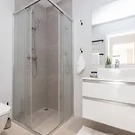 Modern 2br Rooftop Pool 2 Min Walk To